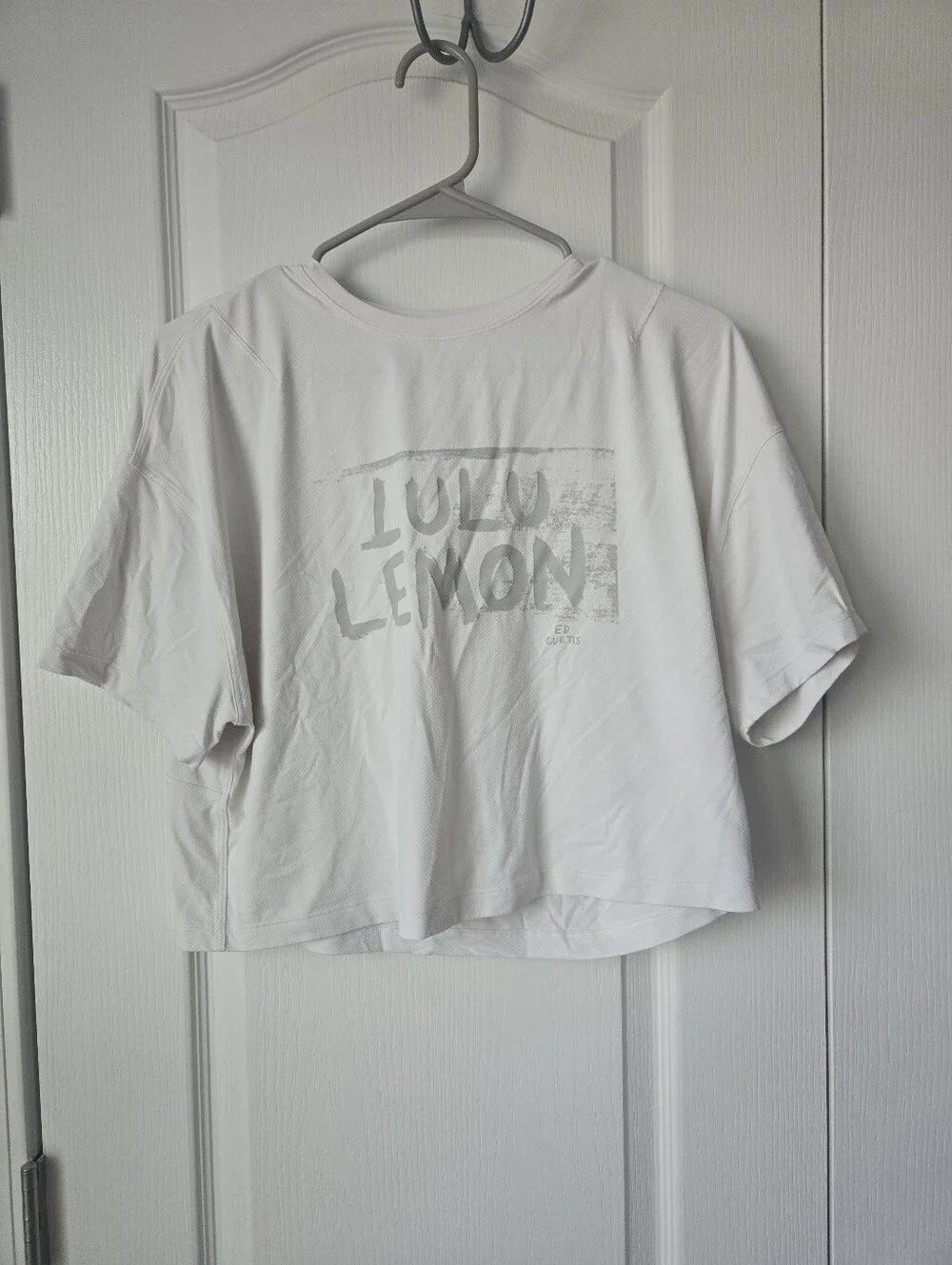 lululemon athletica Ed Curtis White Cropped Logo Tee Soze 8-10
